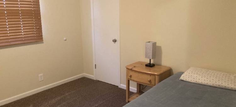 安静社区内新近翻修的三卧室两浴室双拼住宅一侧度假屋.(3 bedroom, 2 bath in a quiet neighborhood. Newly remodeled side of a duplex.)图片