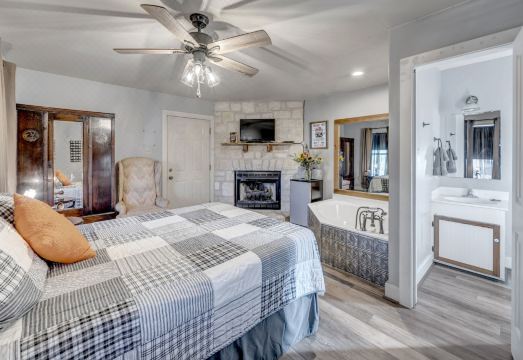 Full Moon Inn Hotel Overview