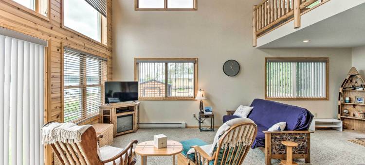 湖滨莫特利之家，带私人码头和火坑！(Lakefront Motley Home w/ Private Dock & Fire Pit!)图片