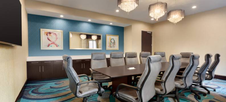 希尔顿亚特兰大东北-格温内特糖山大使套房酒店(Embassy Suites by Hilton Atlanta NE - Gwinnett Sugarloaf)图片