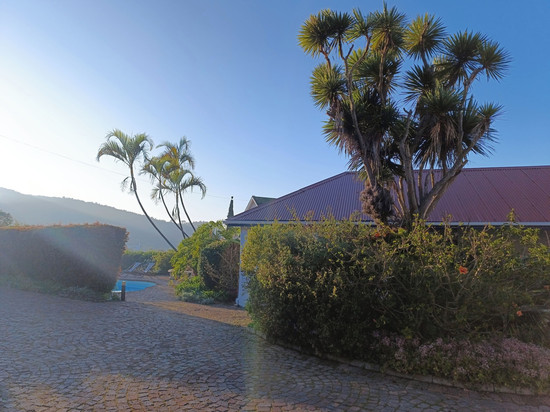 Guinea Fowl Lodge = 班鸡旅馆