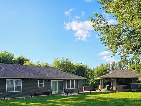 Spacious 5-bedroom Osakis lakefront house/guest house with dock, WiFi, AC, spa