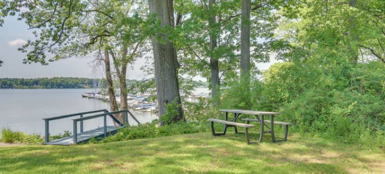 Sodus湾滨水度假屋：黄金地段！(Waterfront Getaway on Sodus Bay: Prime Location!)图片