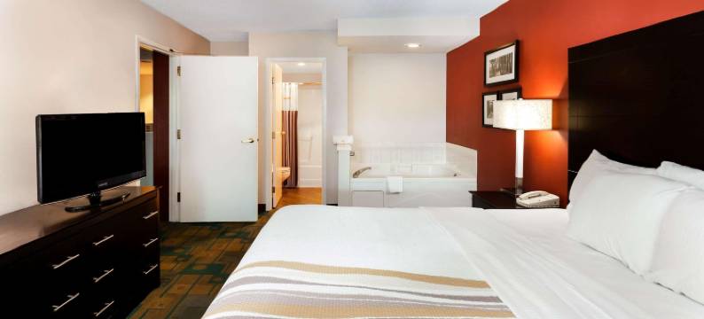 密尔沃基湾岸区拉昆塔温德姆套房酒店(La Quinta Inn & Suites by Wyndham Milwaukee Bayshore Area)图片