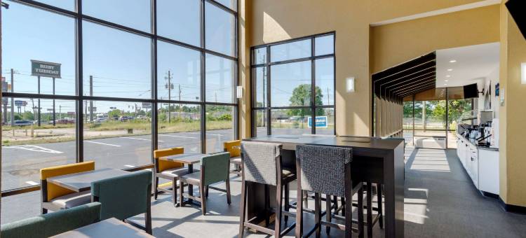 麦克多诺凯隆波因特酒店(Clarion Pointe McDonough)图片