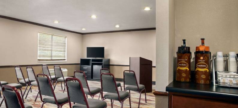 克林顿速8酒店(Super 8 by Wyndham Clinton)图片