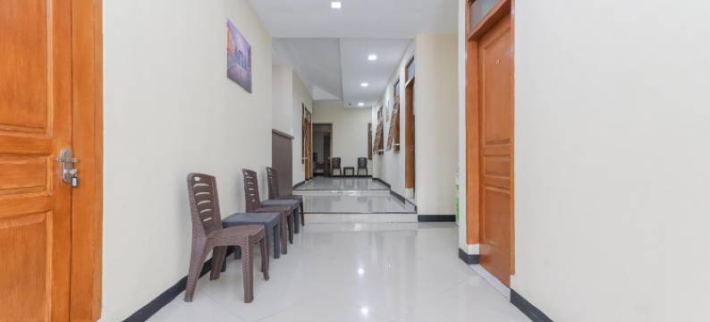 巴都苏普拉特曼WR红多兹酒店(RedDoorz at WR Supratman Batu)图片