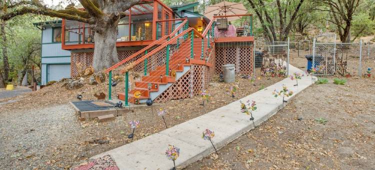 隐秘的普莱瑟维尔小屋带露台：步行到河边！(Secluded Placerville Cabin with Deck Walk to River!)图片