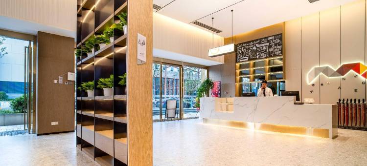 柏曼酒店(武汉光谷科技会展中心大悦城店)图片