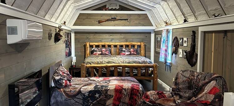 Primitive cabin with additional camping room图片
