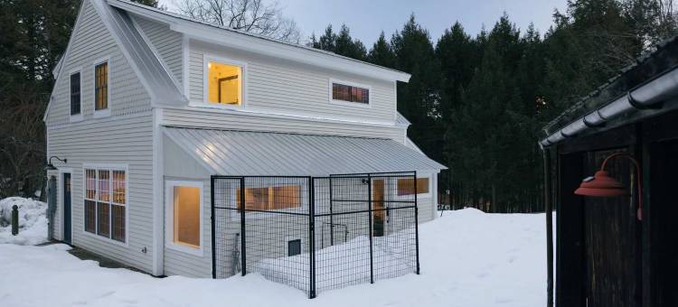 Charming Sanctuary with Backyard Pond and High-End Kitchen - Exquisite Haven图片