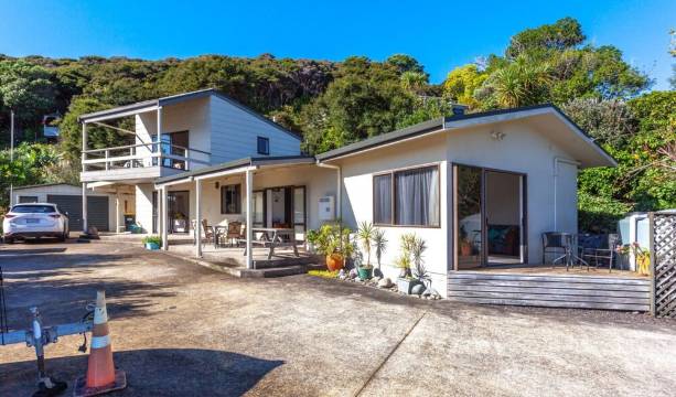 Coromandel Beach Bach with sea views, close to sugarloaf boat ramp