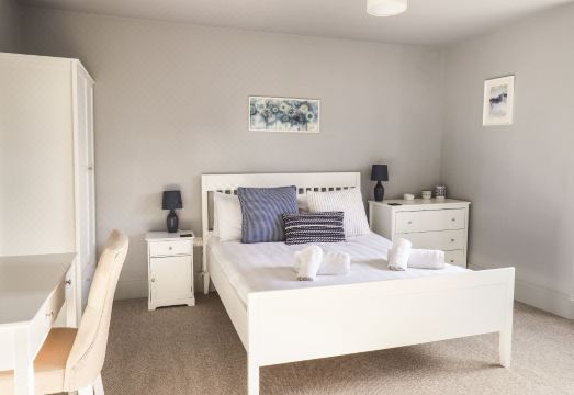 Raybarrow Hotel Overview