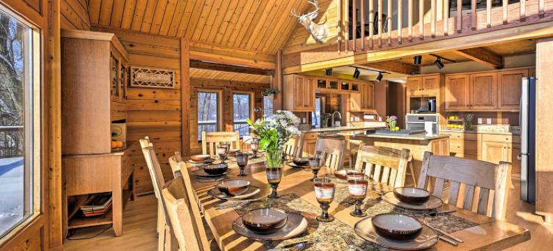 设置有室内泳池的恶魔湖公园旁小屋(Lodge w/ Indoor Pool, Along Devil's Lake Park)图片