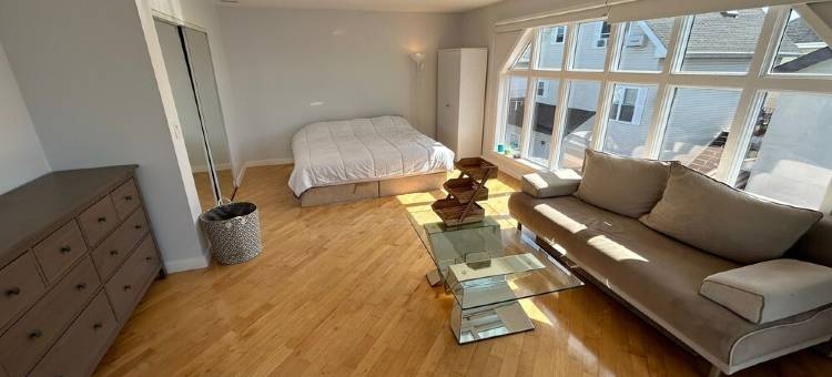 Luxurious Amenity Filled Water-Front Home in Family Friendly Neighborhood.图片