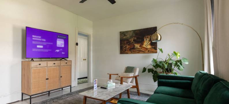 Bright and Airy Living Space with Luxurious Comfort - Charming Retreat图片