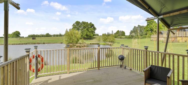 Safari Tent by Hertford Lake with Hot Tub图片