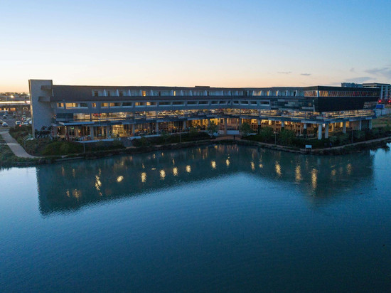 墨尔本卡罗林斯温泉美居酒店(原雅高美爵酒店)