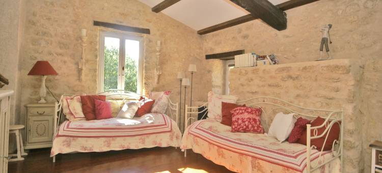 Authentic sheepfold close to a charming village.图片