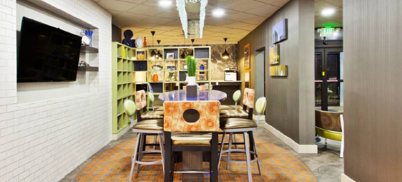 Holiday Inn Express 亚特兰大/士麦那，科布(Holiday Inn Express ATLANTA GALLERIA-BALLPARK AREA by IHG)图片