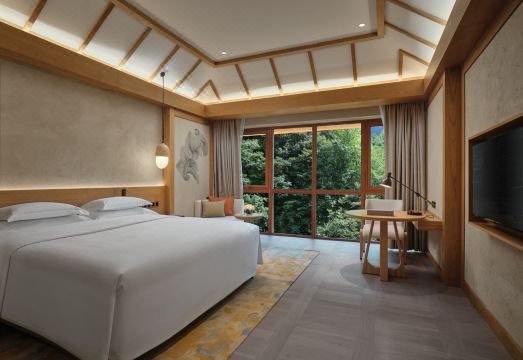 CROWNE PLAZA SHENNONGJIAHotel Overview