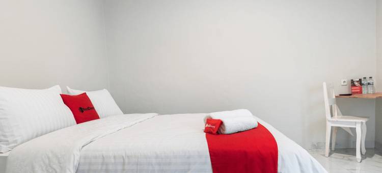 红多兹Plus酒店-近USU棉兰医院2号(RedDoorz Plus Near RS Usu Medan 2)图片