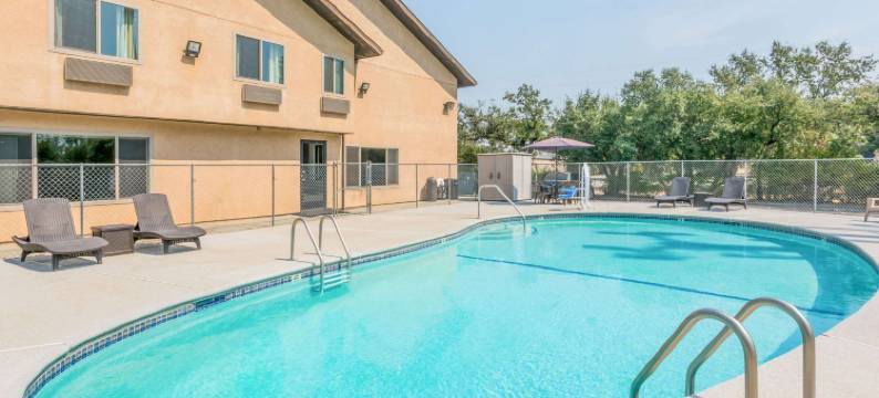 雷丁速8酒店(Super 8 by Wyndham Redding)图片