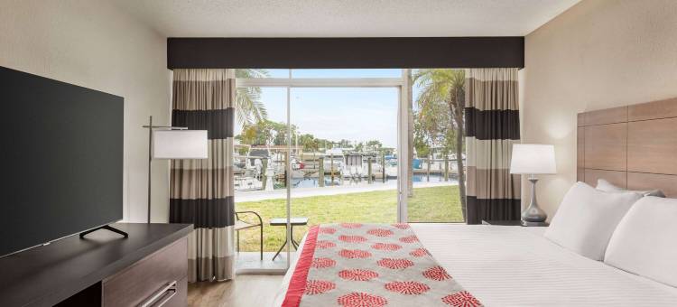 萨拉索塔海滨温德姆华美达酒店(Ramada by Wyndham Sarasota Waterfront)图片