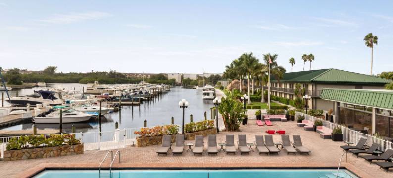 萨拉索塔海滨温德姆华美达酒店(Ramada by Wyndham Sarasota Waterfront)图片