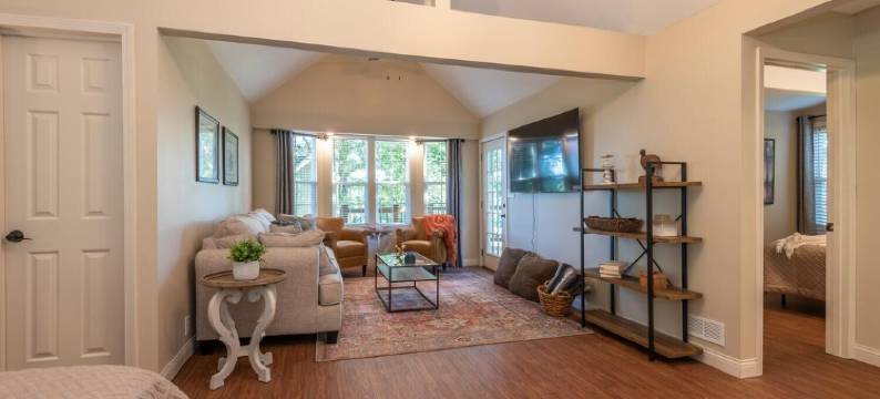 Dream Getaway Cottage w/ Endless Hilltop Views - Seasonal Pool/Hot Tub图片