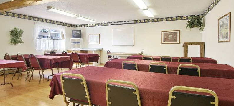 铁山酒店及套房(Super 8 by Wyndham Iron Mountain)图片