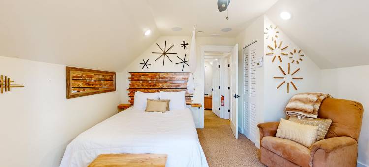 3-story mountain-view cabin with decks, fireplace, grill, washer/dryer, AC图片