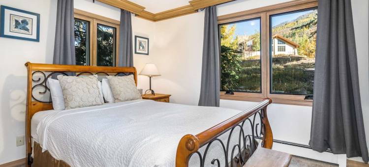 Private Deck with Hot Tub and Spacious Living Areas - Charming Duplex图片