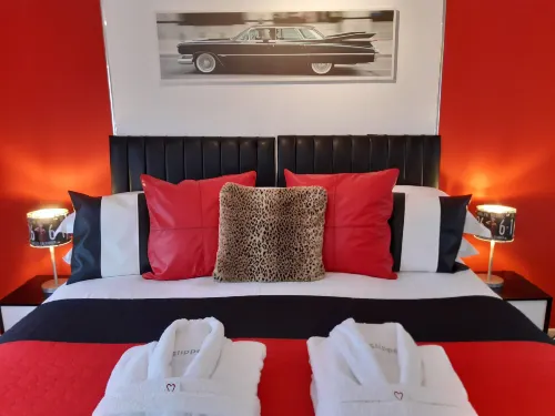 Cadillac Kustomz Guest House - Homestays