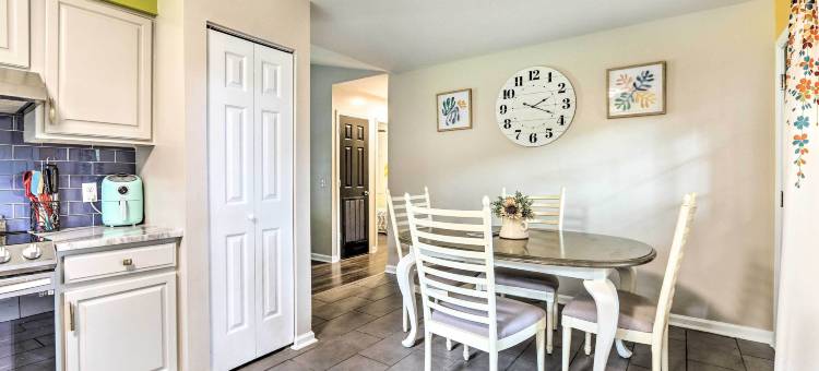 宁静的博福特家庭，带前廊+烤架(Peaceful Beaufort Home w/ Front Porch + Grill)图片