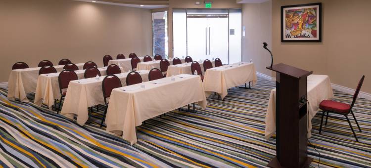 智选假日套房酒店帕萨迪纳的科罗拉多大道。(Holiday Inn Express & Suites Pasadena - Los Angeles)图片