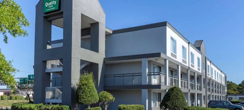 近布拉格堡的费耶特维尔品质酒店Inn(Quality Inn Fayetteville Near Fort Bragg)图片