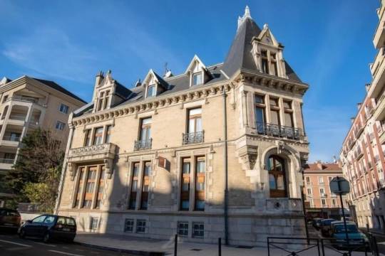 格勒诺布尔城堡佩琳普立维拉吉公寓酒店(Apparthôtel Privilodges Grenoble Chateau Perrin)