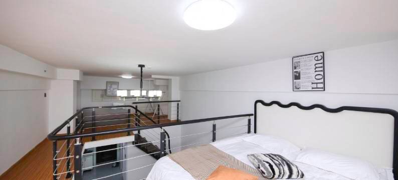 天山银河广场投影大床房复式loft密码锁公寓(裕华东路分店)图片