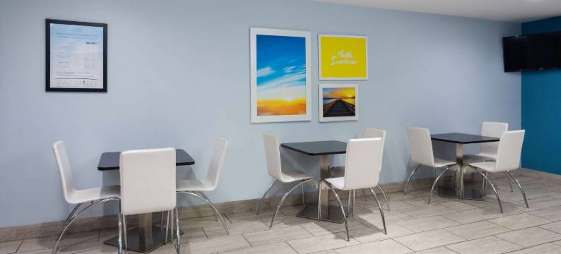 塞勒斯堡温德姆戴斯套房酒店(Days Inn & Suites by Wyndham Sellersburg)图片