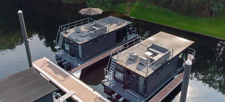 莫克普拉斯的船屋，带景观(Houseboat at Mookerplas)图片