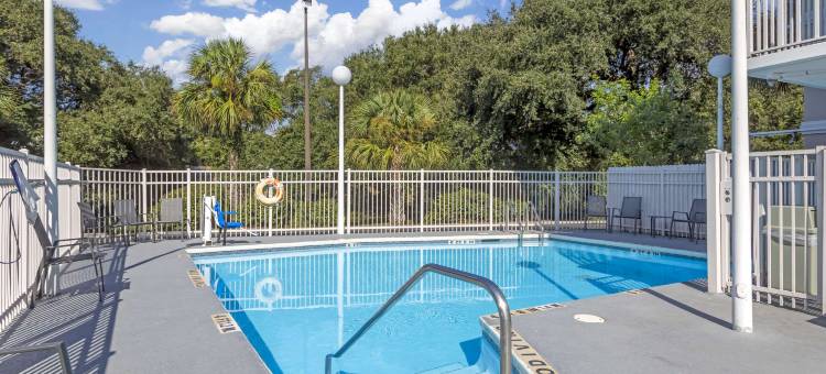 圣奥古斯丁海滩区品质酒店及套房(Quality Inn & Suites St Augustine Beach Area)图片