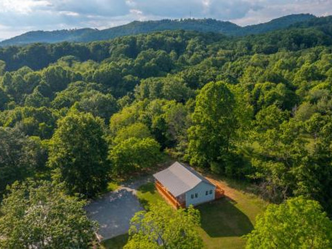 Newly Remodeled Luxury Cottage with Mountain Views