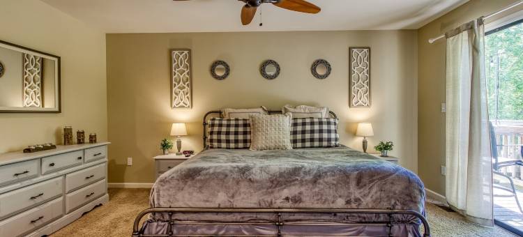 由HoneyBearCabins经营的鹿与鹿(Deer & Doe by HoneyBearCabins)图片