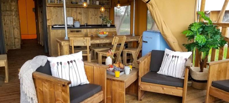 露营地 - 配有厨房和浴室的联合帐篷，位于池塘附近(Campsite - Combined Tents with Kitchen and Bathroom Located Near a Pond)图片