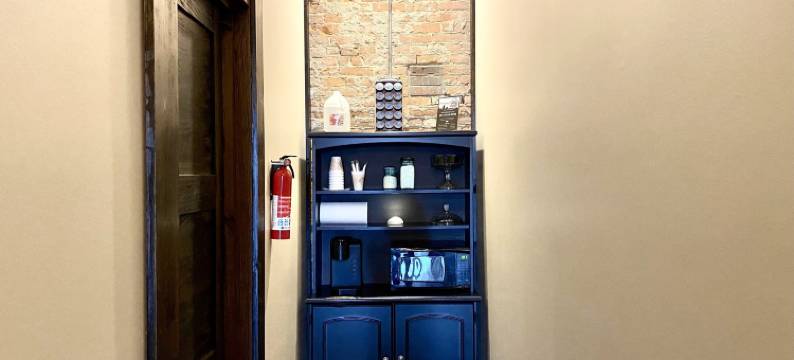 1890 沉睡酒店(Eighteen-Ninety Sleepover)图片