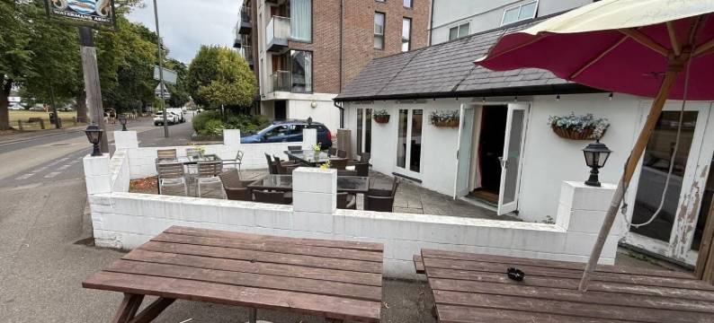 OYO 沃特曼斯阿姆斯赫舍姆酒店(OYO the Watermans Arms Hersham)图片