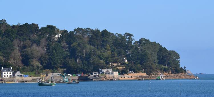 Modern house near the coast图片