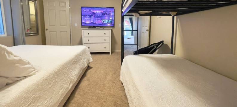 Family Time Basement Suite-Hot Tub, Playroom, Views, Yard, Fire Pit图片