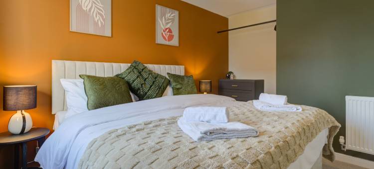 Stylish 3BR Stay in Bourne with Parking图片